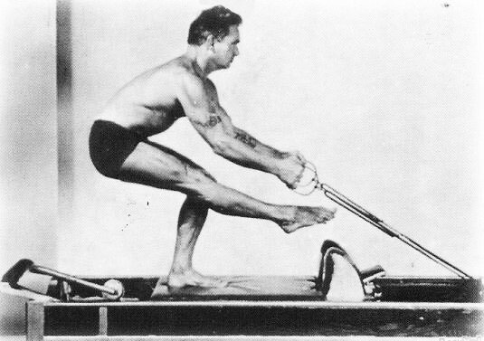 Joseph Hubertus Pilates tập luyện tại phòng tập thể hình của mình.