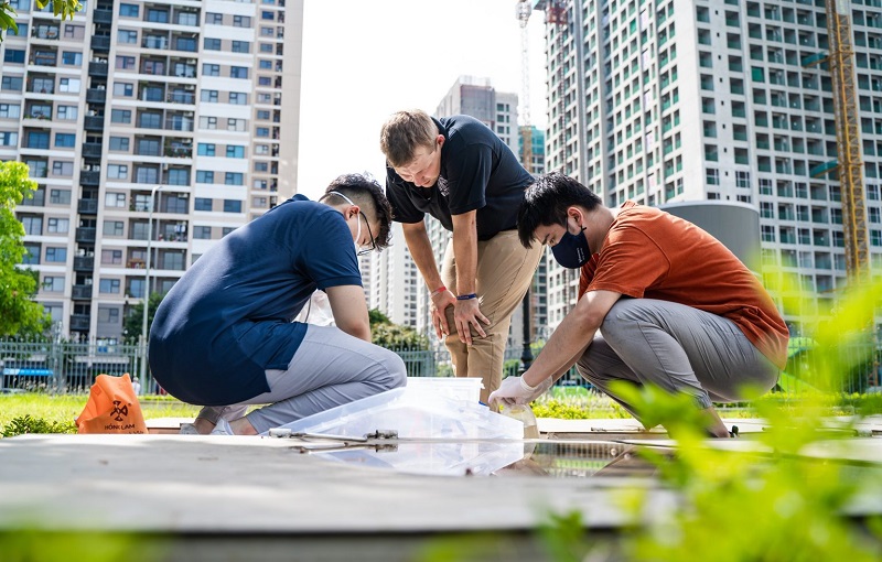 Sinh viên Trường Đại học VinUni và Đại học Illinois tại Urbana-Champaign (UIUC) tham gia dự án “Giám sát dịch tễ học nước thải ở Việt Nam” nhằm phát hiện các bệnh truyền nhiễm nguy hiểm. Nguồn: VinUni