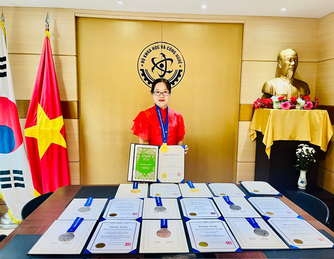 TS. Phan Thị Lan, Viện VKIST nhận Giải Semi-Grand Prize và Huy chương Vàng. Nguồn: hointtvn.vn