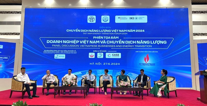 Các diễn giả thảo luận tại Diễn đàn chuyển dịch năng lượng Việt Nam 2024. Ảnh: Xuân Bình