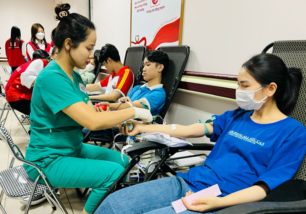 Các tình nguyện viên tham gia hiến máu tại Trung tâm huyết học truyền máu (Bệnh viện Trung ương Thái Nguyên) vào năm 2022. Ảnh: Báo Thái Nguyên