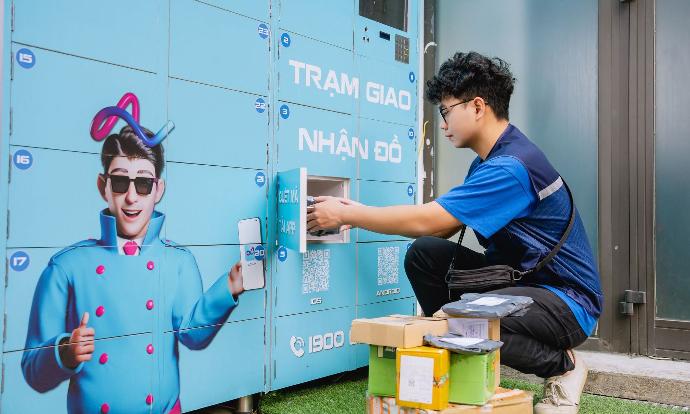 Shipper có thể chủ động gửi hàng vào tủ khóa để giảm thời gian chờ đợi. Ảnh: Adela