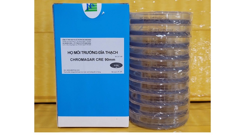 Đĩa thạch ChromAgar CRE được chuyển từ phòng thí nghiệm sang sản xuất quy mô công nghiệp với sự hợp tác với Công ty Nam Khoa. Nguồn: TCT