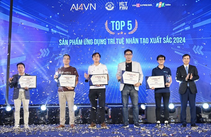 Thứ trưởng Bộ KH&CN Bùi Thế Duy (bìa phải) trao giải cho 5 dự án thắng giải AI Awards 2024. Ảnh: T.T