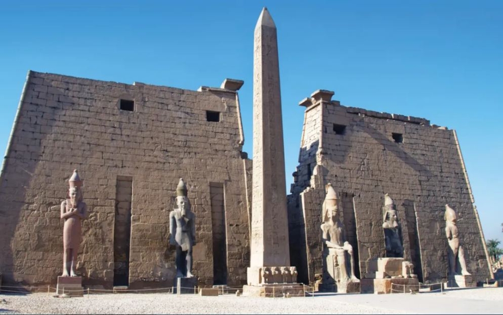 Tháp đá trước ngôi Đền Luxor. Ảnh: Wikipedia