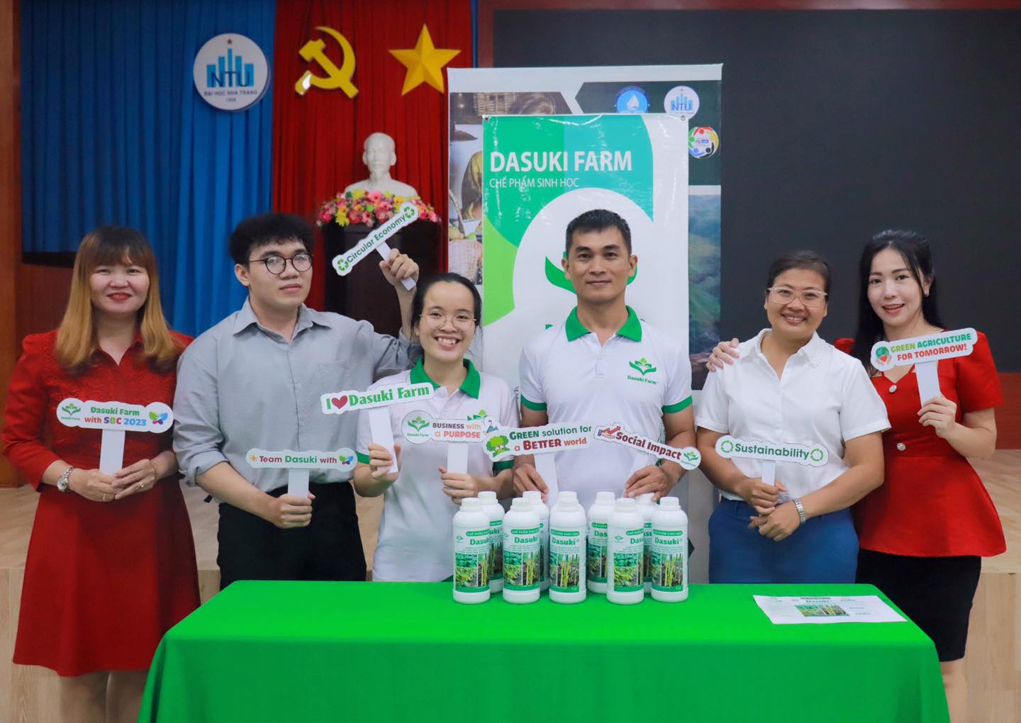 Đội ngũ Dasuki Farm tại Tọa đàm "Khởi nghiệp và Gen Z" của trường Đại học Nha Trang năm 2023. Ảnh: Fanpage doanh nghiệp