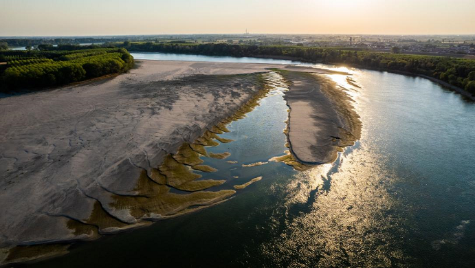 Nhiều con sông trên thế giới cạn nước vì nắng nóng. Ảnh: CNN