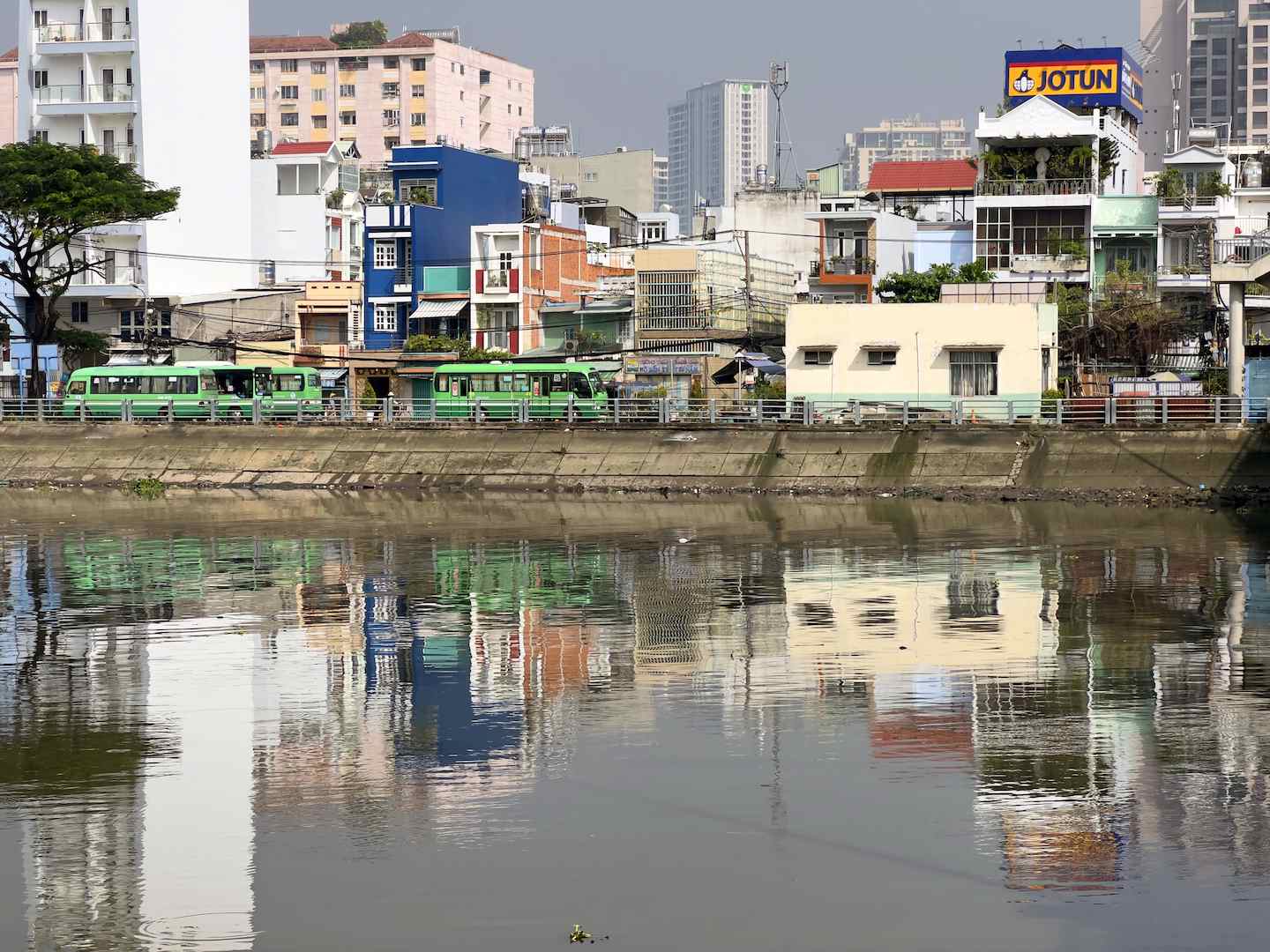 Một con đường ven kênh Tẻ ở Quận 4, TPHCM, nằm trong dự án tour đi bộ có hướng dẫn AR. Ảnh: Đại học RMIT