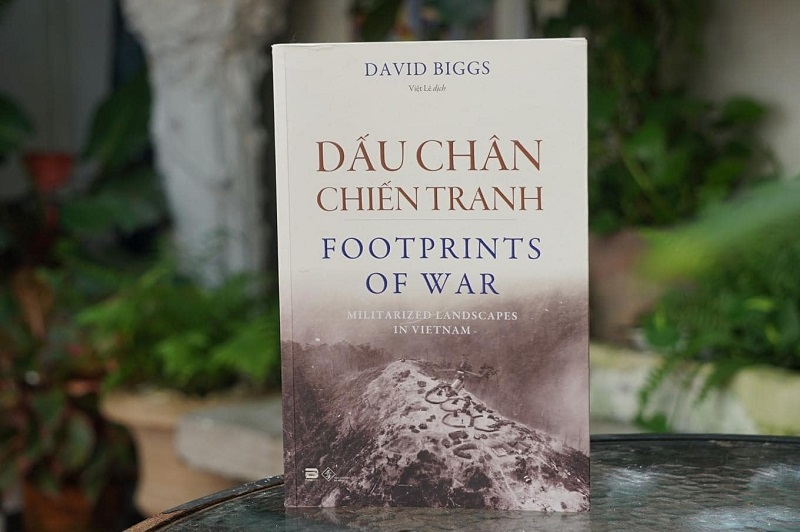 Footprints of War: Militarized Landscapes in Vietnam được xuất bản lần đầu vào năm 2018. Trong ảnh: Bản tiếng Việt. Ảnh: Phanbook