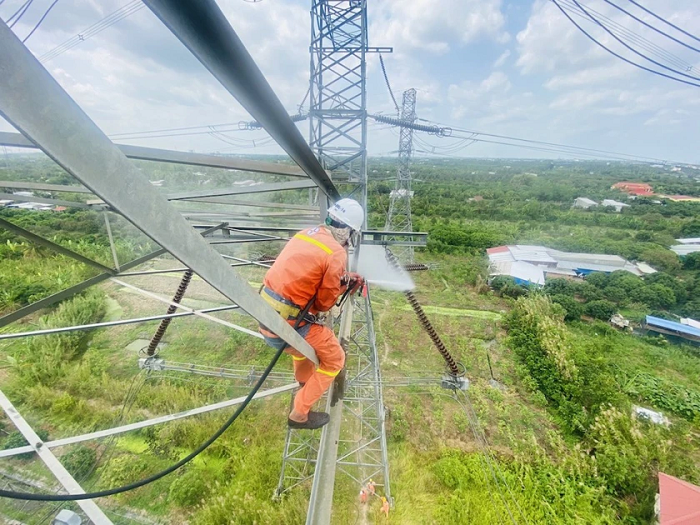 Thi công đường dây 500kV mạch 3. Ảnh: EVN.