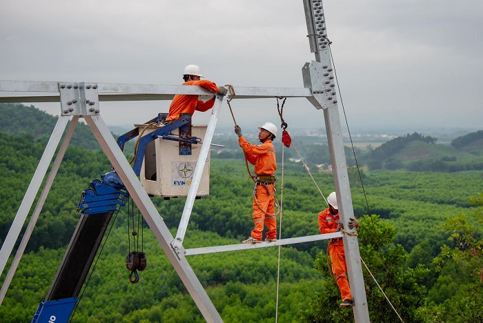 Thi công đường dây 500kV mạch 3. Ảnh: EVN.