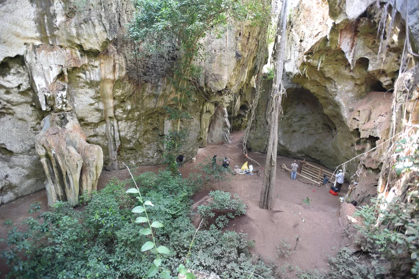 Toàn cảnh hang động Panga ya Saidi, châu Phi, nơi xuất hiện ngôi mộ của người Homo sapiens cổ xưa nhất mà chúng ta biết tới có niên đại cách đây 78.000 năm.