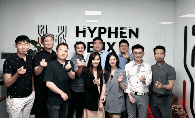 Hyphen Deux gặp gỡ đại diện của CoAsia và ARM tại văn phòng. Ảnh: Hyphen Deux