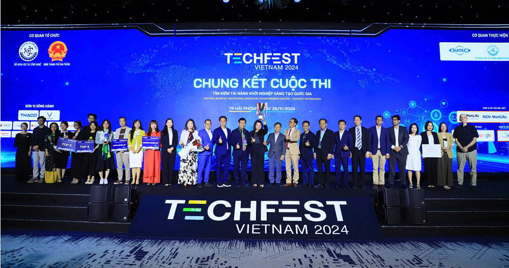 Vinh danh các đội Top 5 của cuộc thi Techfest 2024 và một số startup quốc tế nổi bật. Ảnh: Ngô Hà