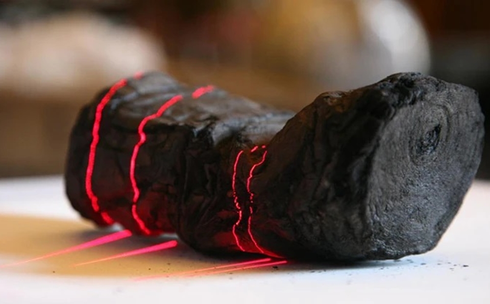 Cuộn giấy bị đốt cháy trong vụ phun trào núi lửa Vesuvius. Ảnh: EduceLab