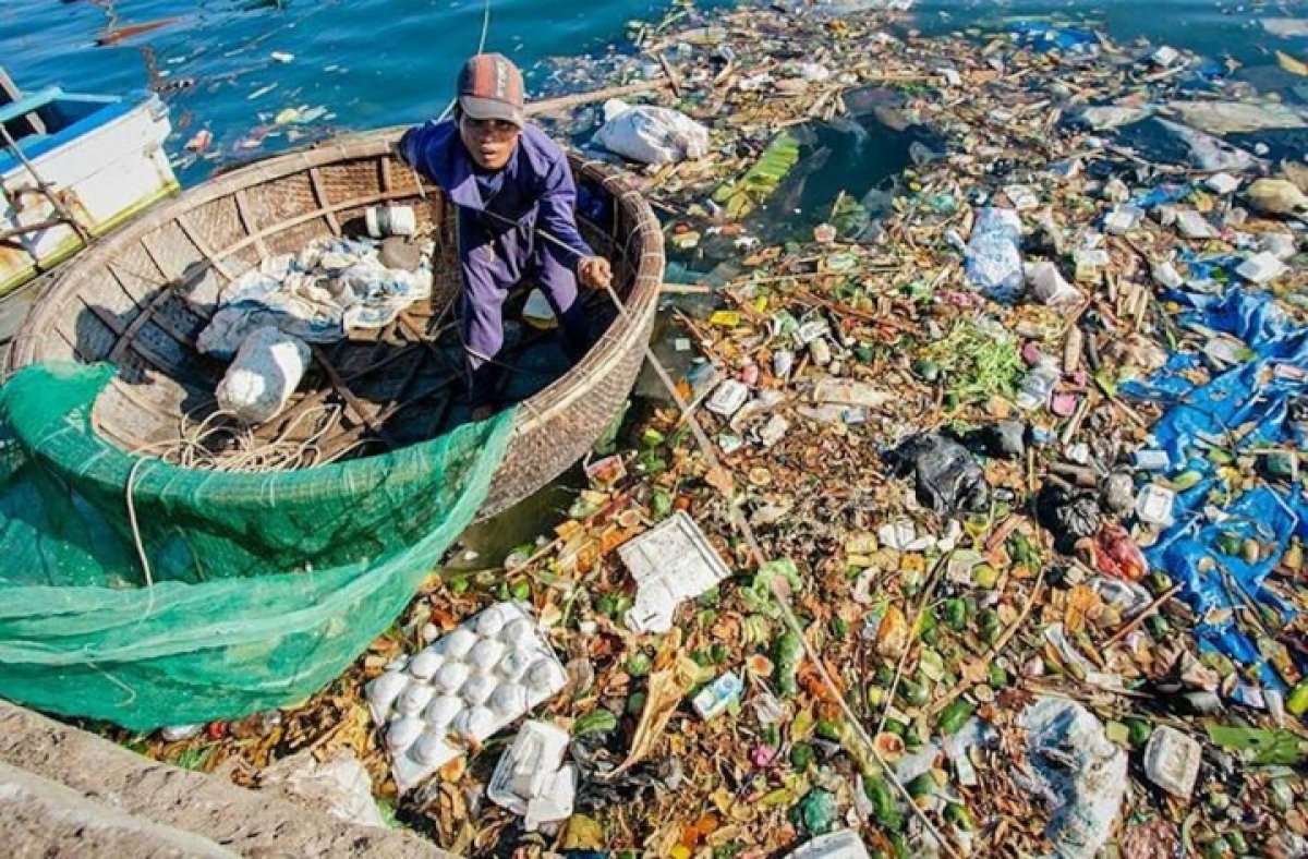 Mỗi năm Việt Nam thải ra môi trường 1,8 triệu tấn rác thải nhựa.