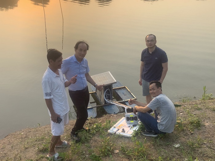 Các nhà khoa học chuẩn bị lắp đặt thiết bị. Ảnh: CSIRO