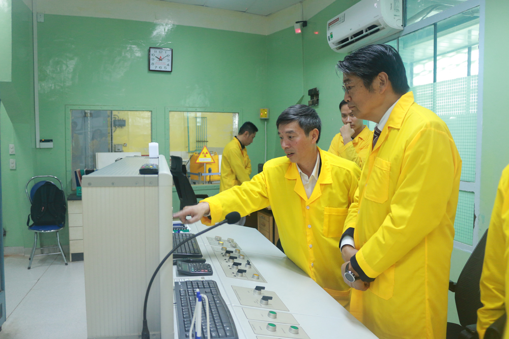 TS. Nguyễn Kiên Cường giới thiệu về công việc vận hành lò phản ứng Đà lạt với Đại sứ Nhật Bản tại Việt Nam Ito Naoki. 