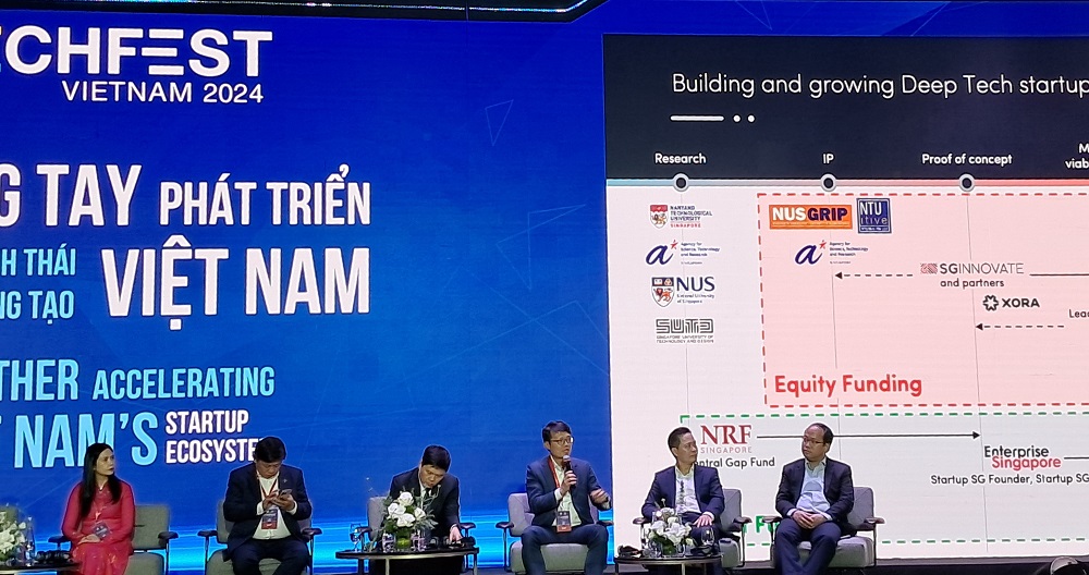 Ông Hsien-Hui Tong, Giám đốc đầu tư SGInnovate, chia sẻ kinh nghiệm hỗ trợ khởi nghiệp tại Techfest Vietnam vào tháng 11/2024. Ảnh: Ngô Hà