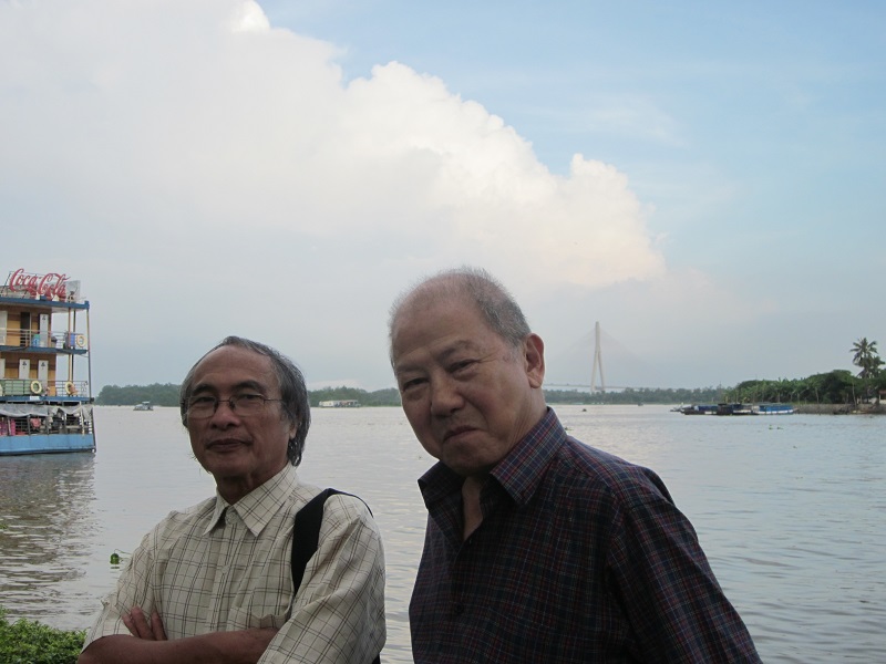 Nhà giáo Hoàng Hưng (trái) và nhà giáo Phạm Toàn, người đầu tiên giới thiệu một cách hệ thống các lý thuyết tâm lý học giáo dục thế giới trong cuốn “Hợp lưu các dòng tâm lý học giáo dục” (2008). Ảnh: TGCC