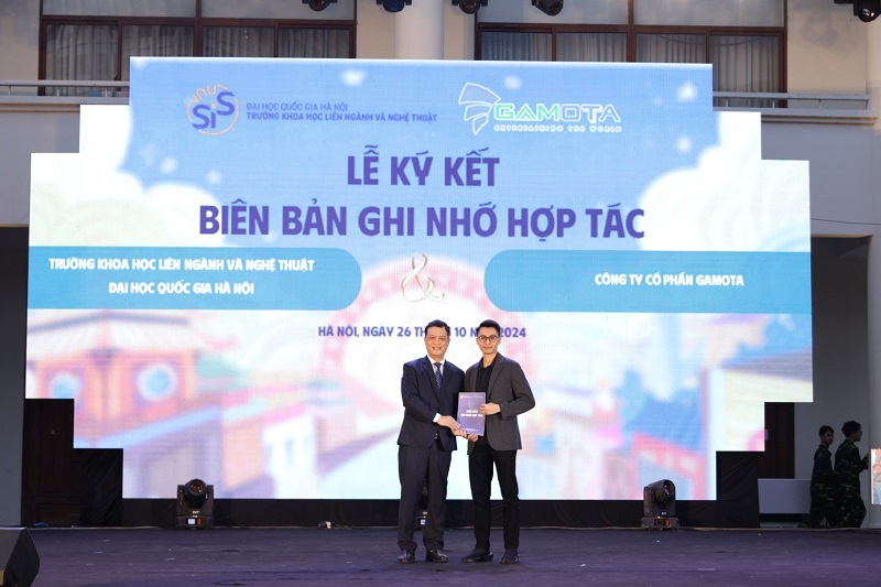 PGS.TS Nguyễn Văn Hiệu, Hiệu trưởng SIS-VNU (trái), và ông Phạm Vinh Quang, Giám đốc Phát hành Game, Công ty CP Gamota, trao biên bản ghi nhớ hợp tác trong đào tạo và phát triển nguồn nhân lực ngành công nghiệp Game ngày 26/10/2024. Nguồn: SIS-VNU