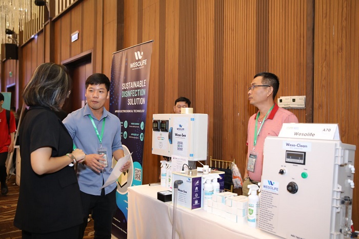 Gian hàng triển lãm về các thiết bị hỗ trợ cho ao nuôi tôm. Ảnh: Wesolife