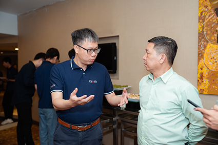 Ông Nguyễn Thanh Yên cùng ông Triệu Hiệp Lộc - Chủ tịch Greenchips Technology thảo luận về đào tạo nhân lực ngành bán dẫn.