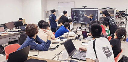 Trong phòng nghiên cứu EDABK, thuộc PTN thiết kế mạch tích hợp và tích hợp hệ thống tại Đại học Bách khoa Hà Nội (HUST). Ảnh:HUST
