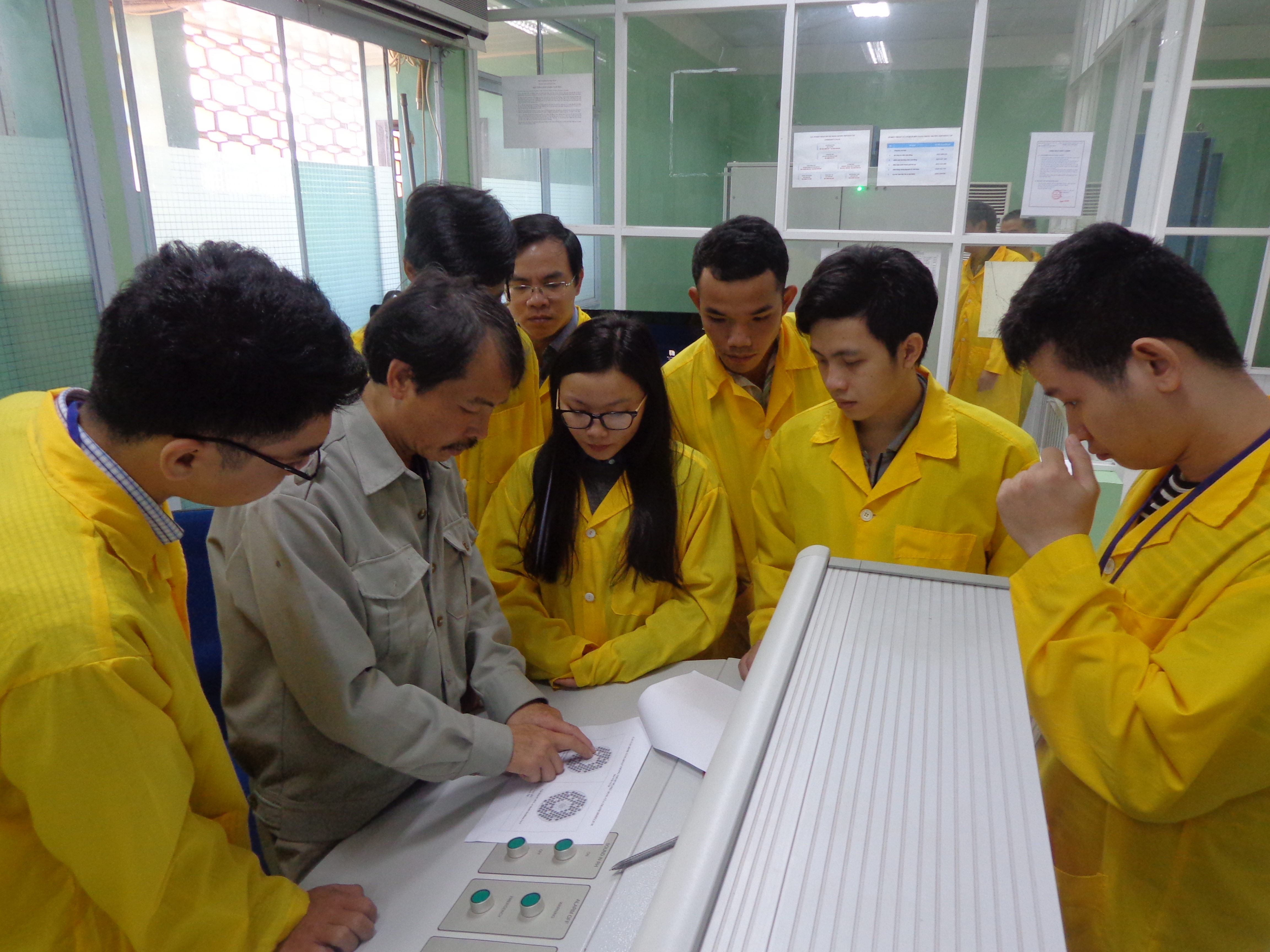 Kiến tập vận hành lò phản ứng nghiên cứu Đà Lạt. Ảnh: Nguyễn Xuân Hải