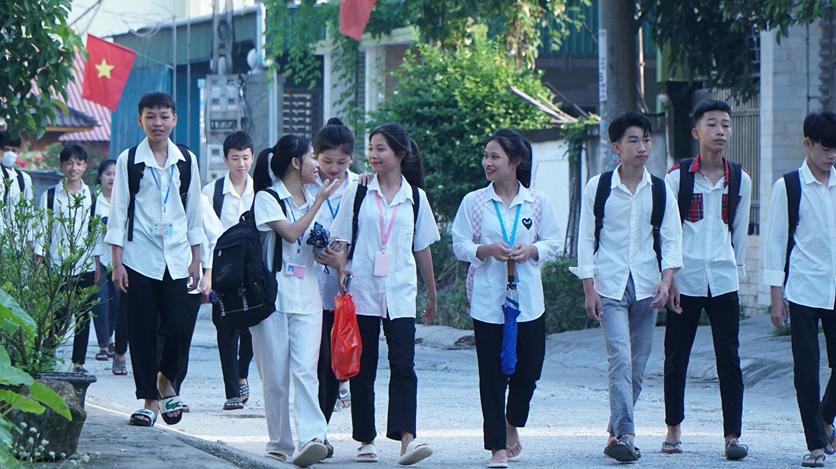 Có nhiều yếu tố tác động đến quyết định thi đại học của học sinh THPT. Trong ảnh: Học sinh Trường THPT Quỳ Châu, thị trấn Quỳ Trâu, tỉnh Nghệ An, trên đường đến trường. Nguồn: dbndnghean.vn Có nhiều yếu tố tác động đến quyết định thi đại học của học sinh THPT. Trong ảnh: Học sinh Trường THPT Quỳ Châu, thị trấn Quỳ Trâu, tỉnh Nghệ An, trên đường đến trường. Nguồn: dbndnghean.vn