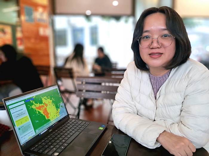 PGS.TS. Nguyễn Thị Nhật Thanh và mô hình dự báo chất lượng không khí GEOI cho phép nắm bắt thông tin ô nhiễm không khí trong vòng 1-7 ngày tiếp theo. Ảnh: Ngô Hà