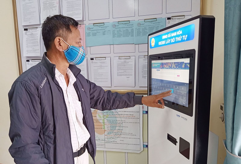 Người dân xã Nam Hòa (Đồng Hỷ) lấy số thứ tự giải quyết thủ tục hành chính bằng máy lấy số tự động đặt tại Bộ phận “một cửa” của UBND xã. baothainguyen.vn