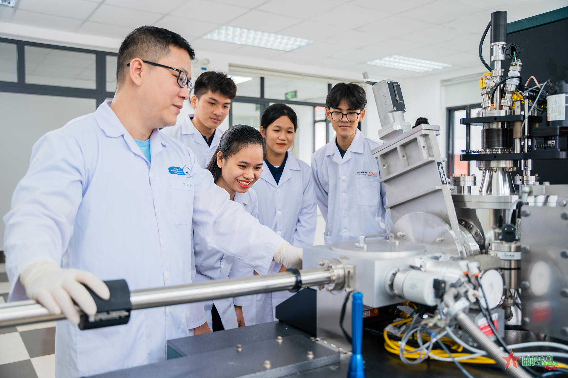 Trong giờ thực hành tại Khoa Khoa học và Kỹ thuật Vật liệu, trường Đại học Phenikaa.