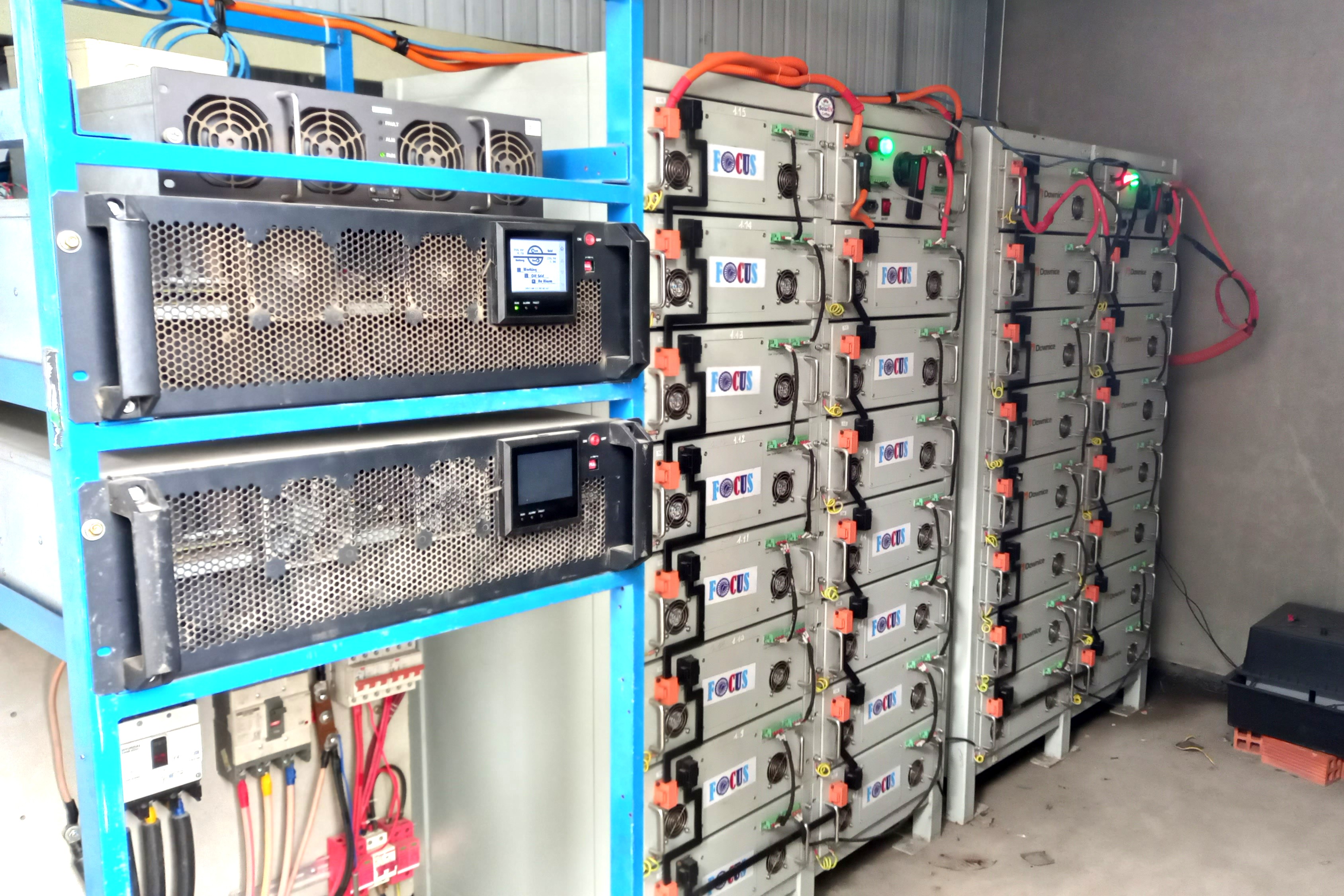 Hệ thống pin lưu trữ năng lượng mặt trời (BESS) tại trạm sạc của SolarEV. Ảnh: Trà My