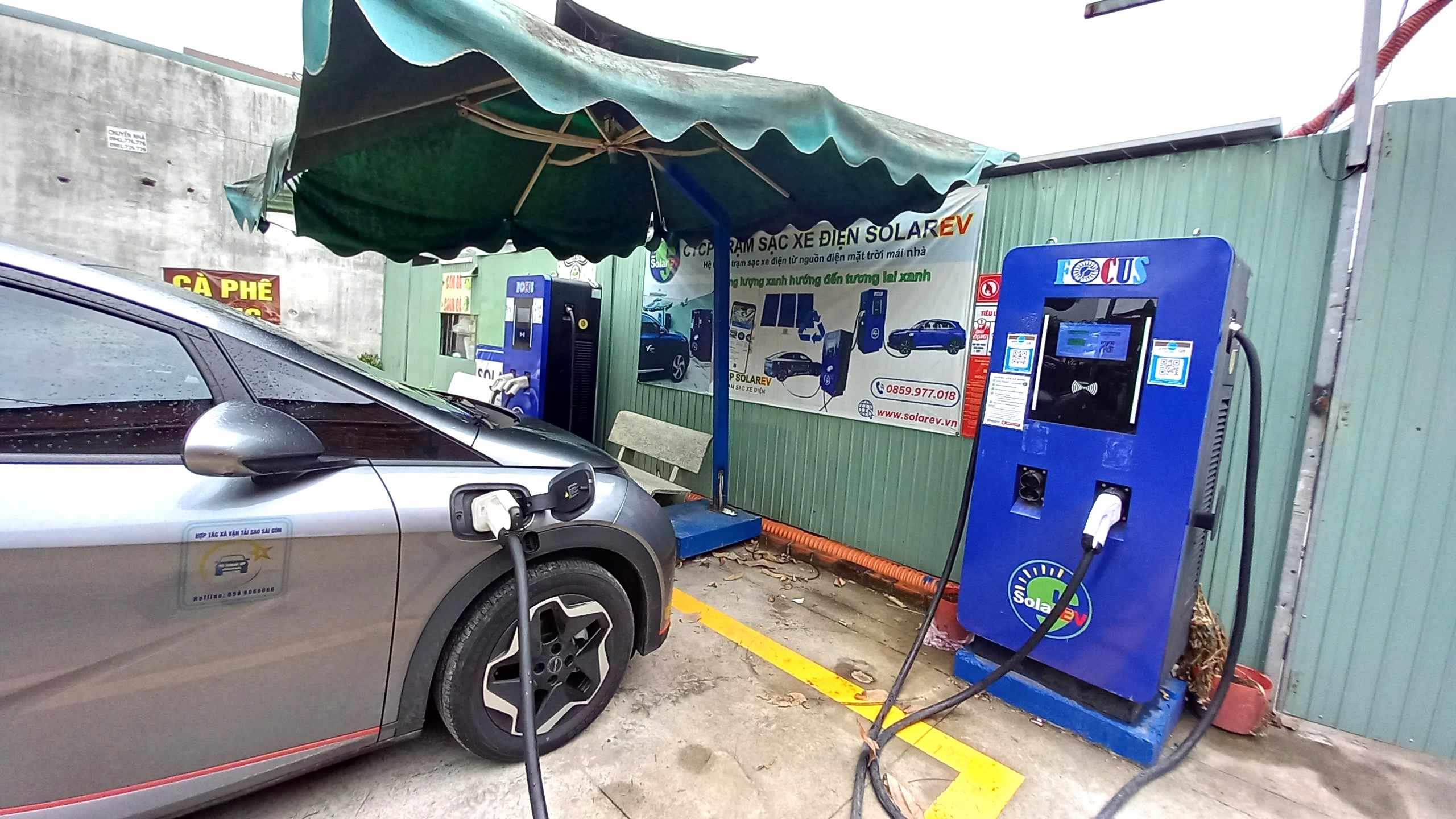 Trạm sạc của SolarEV ở Đường D3, TP. Thủ Đức, TP. HCM như một ẩn dụ của giải pháp trạm sạc bằng năng lượng mặt trời ở Việt Nam: tiên tiến, hứa hẹn, mang đầy màu sắc tương lai nhưng ít được quan tâm chú ý. Ảnh: Trà My
