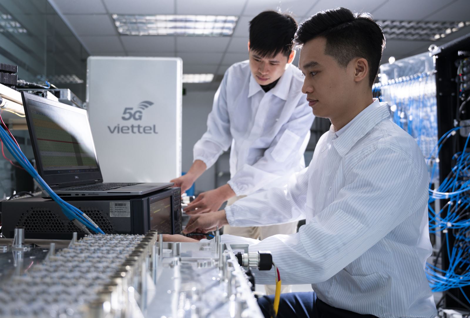 Việt Nam được đánh giá cao ở các yếu tố cơ sở hạ tầng công nghệ phủ internet đến nhà, trường học, phát triển ứng dụng di động, hay băng thông internet quốc tế xếp thứ hạng. Ảnh: Viettel triển khai các trạm thu phát sóng 5G vào năm 2023 và thương mại hóa mạng 5G bằng một phần thiết bị 5G sản xuất trong nước.