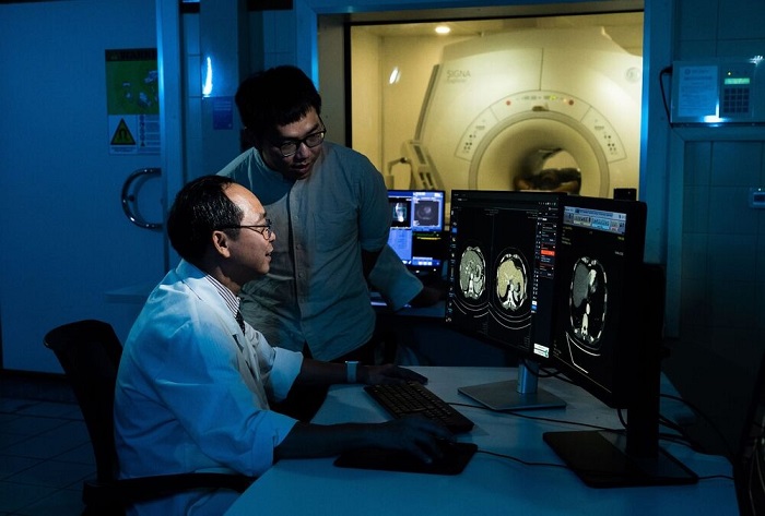 Bác sĩ sử dụng hệ thống AI chẩn đoán hình ảnh của VinBrain để hỗ trợ điều trị. Ảnh: VinBrain