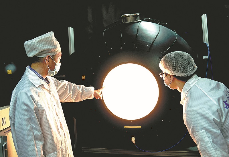 Các nhà khoa học tiến hành một thí nghiệm quang phổ mặt trời tại phòng thí nghiệm của Viện Hàn lâm Khoa học Trung Quốc ở Thượng Hải. Nguồn: CC