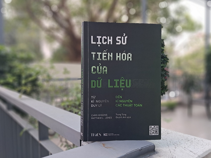A History from the Age of Reason to the Age of Algorithms được xuất bản lần đầu vào năm 2023 và mới đây đã được dịch và phát hành ở Việt Nam dưới tên gọi Lịch sử tiến hóa của dữ liệu: Từ kỷ nguyên duy lý tới kỷ nguyên các thuật toán. Ảnh: Ngô Hà