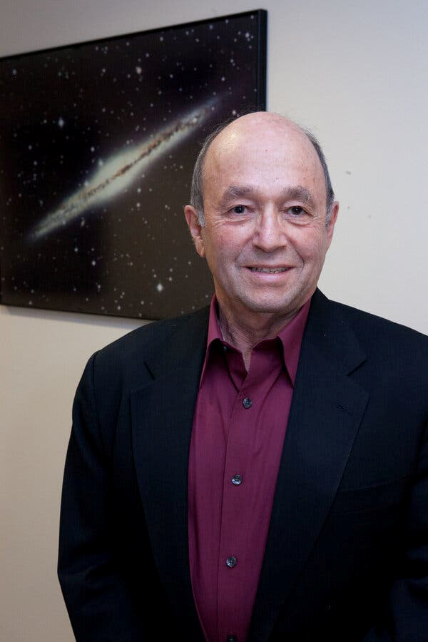 Nhà vật lý thiên văn học Jeremiah Ostriker (1937-2025). Nguồn: Denise Applewhite/ĐH Princeton