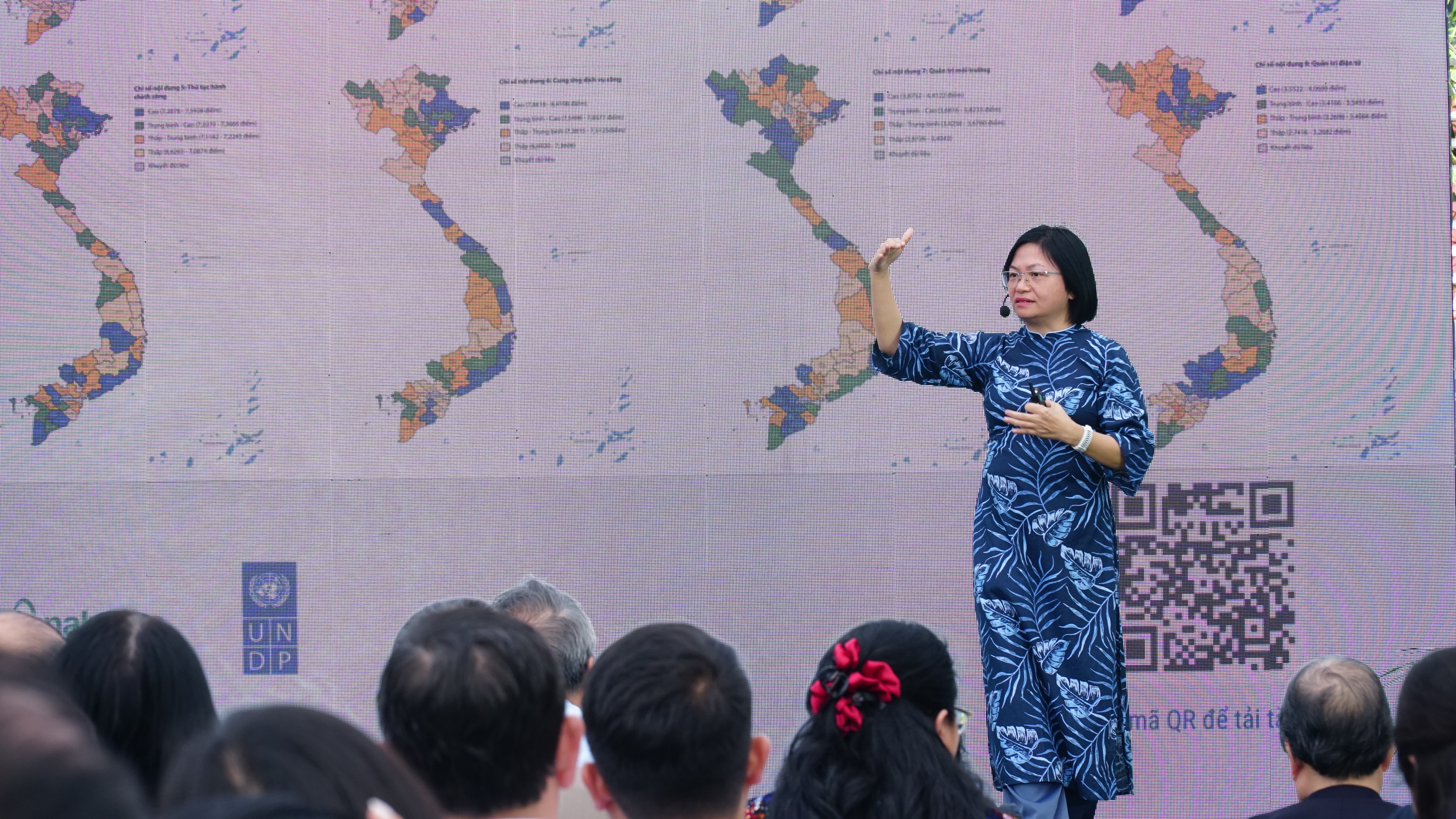 Chị Đỗ Thanh Huyền, Chuyên gia phân tích chính sách công, UNDP tại Việt Nam, trình bày kết quả Báo cáo Chỉ số PAPI 2024