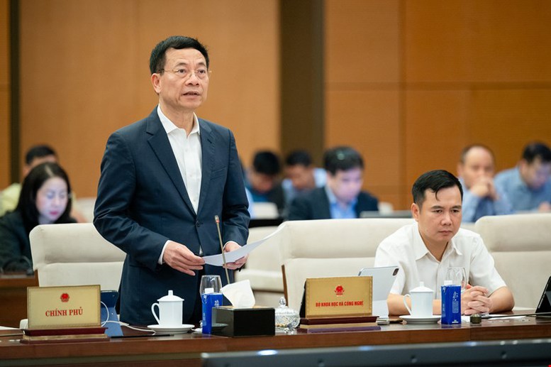 Bộ trưởng Bộ KH&CN Nguyễn Mạnh Hùng trình bày tờ trình dự án Luật. Nguồn: VGP