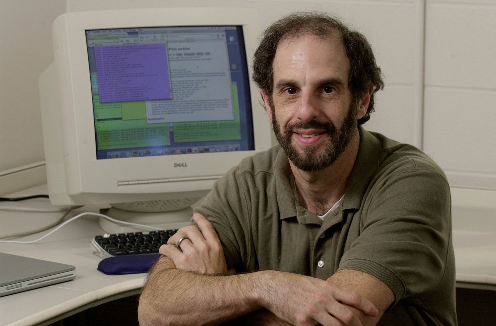 Paul Ginsparg, người sáng lập ra arXiv. Vào đầu những năm 1990, máy chủ của arXiv là một chiếc máy tính để bàn đơn giản có kết nối Internet. Hiện nay, cơ sở dữ liệu học thuật này do Thư viện Đại học Cornell quản lý. Ảnh: MacArthur Foundation.