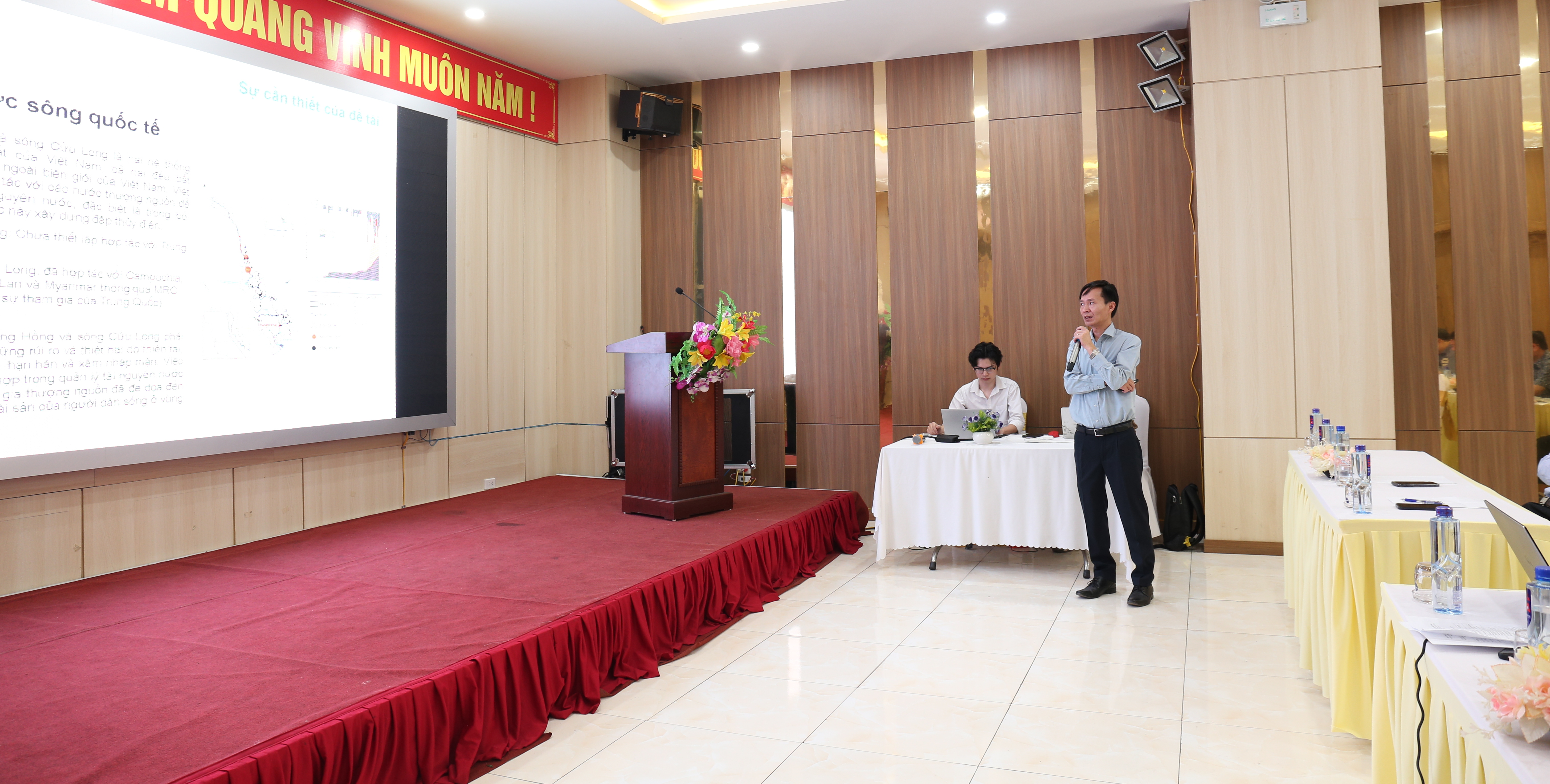 PGS.TS Nguyễn Tiền Giang, chủ nhiệm đề tài, báo cáo kết quả trong hội thảo tại Sơn La. Ảnh: TA