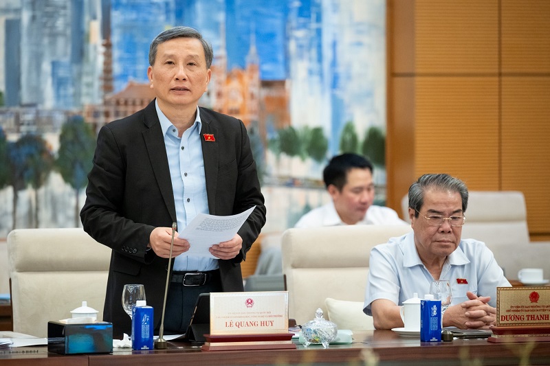 Chủ nhiệm Ủy ban Khoa học, Công nghệ và Môi trường của Quốc hội Lê Quang Huy báo cáo thẩm tra. Ảnh: Quochoi.vn