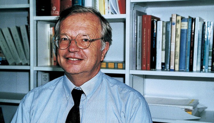 Xavier Le Pichon (1937-2025) đã có đóng góp phi thường cho địa động lực học là một mô hình các mảng của Trái đất trên máy tính. Nguồn: Louis Monier/Gamma-Rapho, Getty Images Xavier Le Pichon (1937-2025) đã có đóng góp phi thường cho địa động lực học là một mô hình các mảng của Trái đất trên máy tính. Nguồn: Louis Monier/Gamma-Rapho, Getty Images