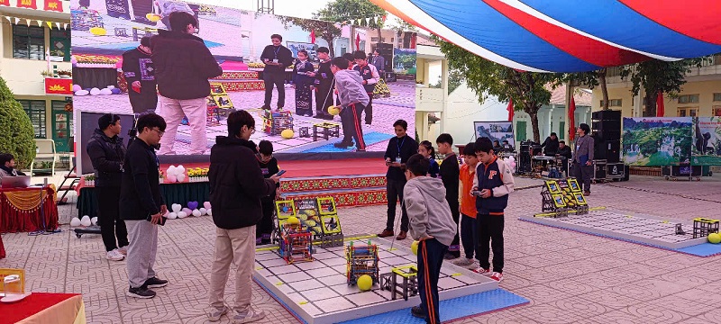 Thí sinh tại Vòng đấu khu vực Việt Bắc - Giải Vô địch Quốc gia VEX Robotics 2025 do huyện Trùng Khánh, Cao Bằng, chủ trì tổ chức vào ngày 18-19/1/2025. Ảnh: BTC