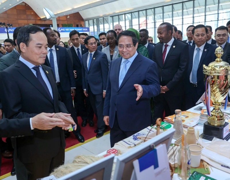 Thủ tướng Phạm Minh Chính cùng các đại biểu tham quan các gian trưng bày tại Triển lãm về Tăng trưởng xanh do Bộ KH&CN phối hợp với Bộ Ngoại giao tổ chức. Nguồn: MOST