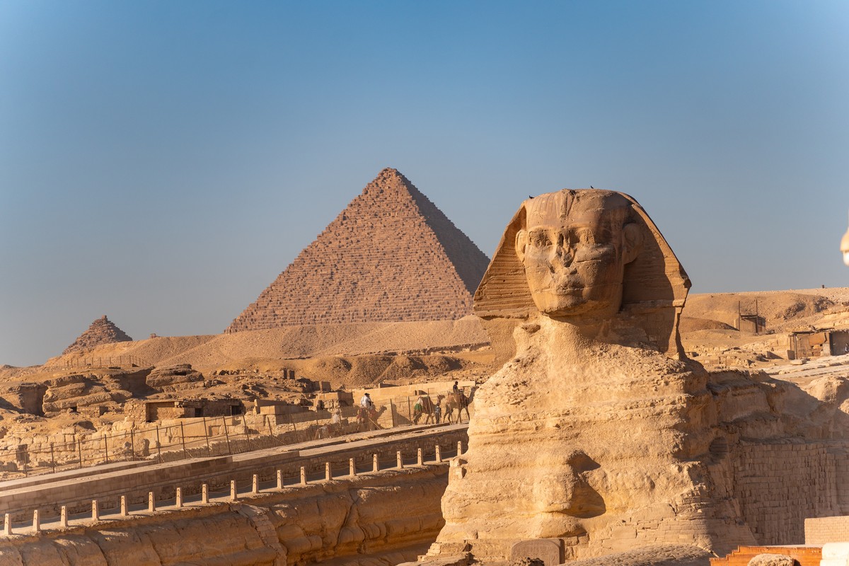 Kim tự tháp Khafre (2520–2494 TCN) đằng sau Tượng Nhân sư. Nguồn: shutterstock
