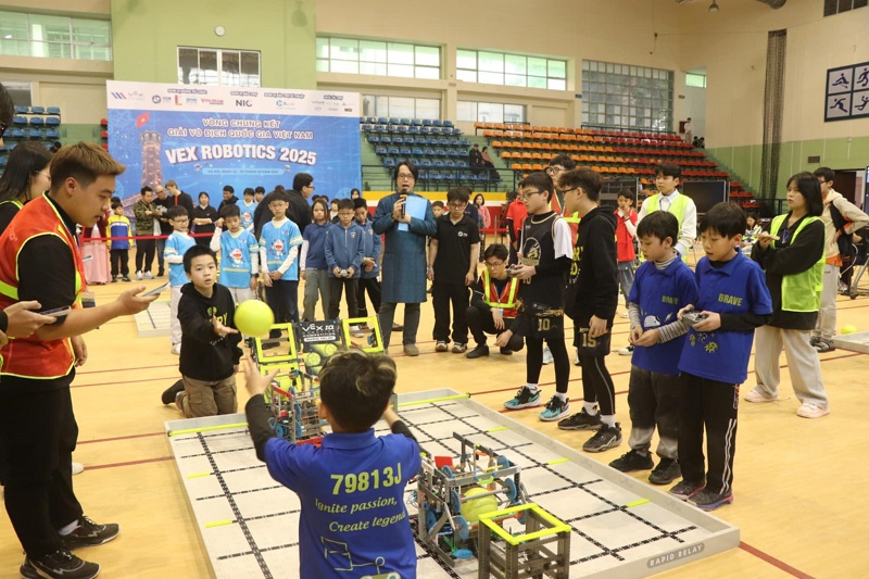  Các thành viên đội Brave thi đấu tại Giải VEX Robotics Quốc gia 2025